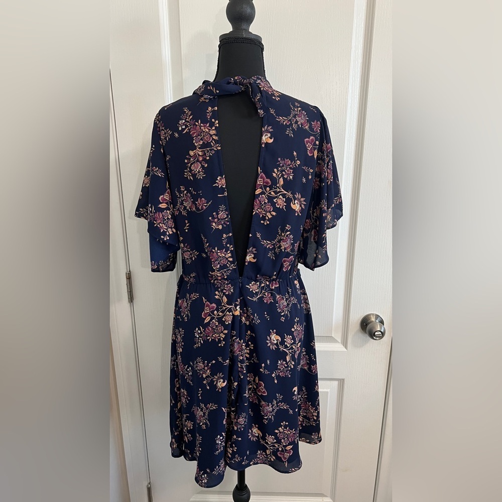 Lumiere Chiffon Floral Open Back High Neck Flutter Sleeve Dress Size Small
#4 - Picture 6 of 9